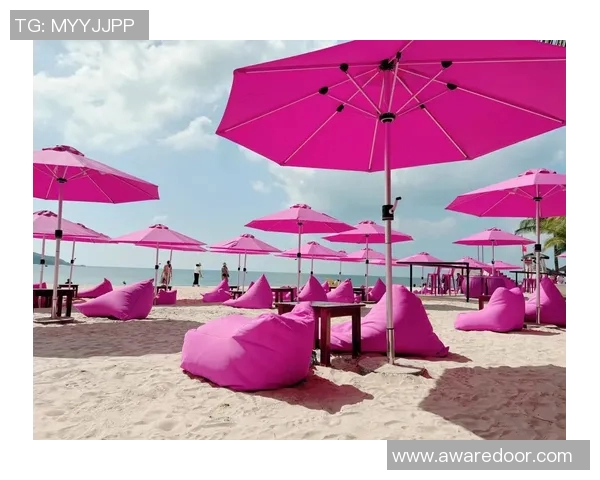 在粉色沙滩上踢足球感受阳光与海浪的完美结合